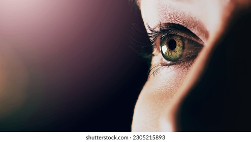 暗い背景に視覚または視覚のためのモックアップ空間に女性、顔と目の接写。まつ毛と緑色またはハシバミ色の目を持つ女性で、モックアップの上で知覚、視力、または光を見るの写真素材