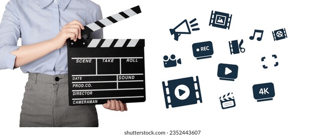 Woman holding Clapperboard or movie slate use in video production ,film, cinema industry. The hand is holding clapper board or movie slate. Hands Holding a Film Slate Directing a Movie Scene.  Foto stock