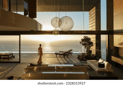 海を見下ろす現代住宅の女性の写真素材