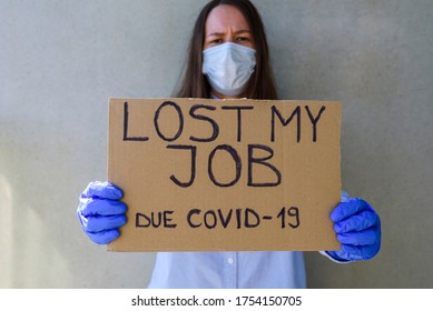 Woman office worker in blue shirt with cardboard sign LOST JOB. Jobless, unemployment due covid-19 concept. Asking for money 庫存照片