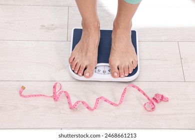 바닥 저울에 여자 집에서 측정 테이프, 폐쇄. 체중 조절 스톡 사진