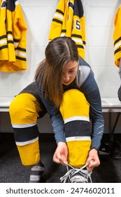 Womens ice hockey team dressing in locker room 库存照片