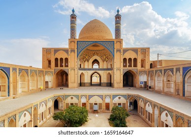 Wonderful view of Agha Bozorg Mosque on blue sky background in Kashan, Iran. The historical mosque and madrasa is a popular tourist attraction of the Middle East. Foto stock