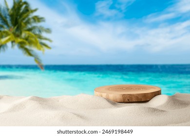 Wooden pedestal with free space for your decoration on tropical summer sand beach: zdjęcie stockowe