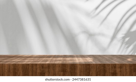 Mesa de madera de alta calidad de alta calidad de la mesa de cierre con sombras de palma suave y luz solar, fondo de verano de visualización del producto - espacio de copia vacío para el producto y diseño de maqueta, encimera de madera y pared blanca Foto de stock