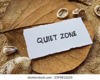 The words quiet zone on the beach sand background. Foto Stock