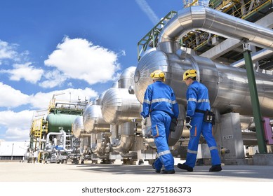 workers in an industrial plant for the production and processing of crude oil  Stockfoto