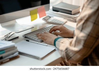 직장에서 컴퓨터와 함께 책상, 여성 직원은 문서를 찾고, 기업가는 스타트업 회사, 금융 부서 구축에 너무 열심히 노력하고 있습니다 스톡 사진