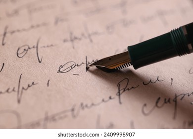 優雅な万年筆で手紙を書く、接写の写真素材