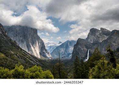Yosemite national park, California, beautiful Tunnel View with waterfall. El Capitan with cloud on top Foto Stok