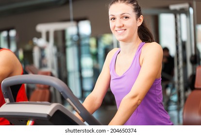 Young woman training in a gym Foto Stock
