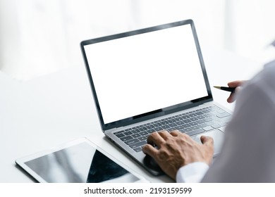 オフィスでの広告テキストメッセージのための空白のコピー用スペース画面と彼女のラップトップで働いている若い女性，オフィスのデスクでラップトップを使用して忙しいビジネス女性の手のバックビュー。の写真素材