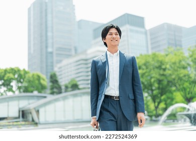 Young Asian businessman working in the business district Foto stock