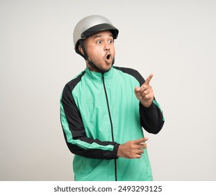Young asian rider wearing green jacket uniform and helmet standing various action on isolated white background. Male delivery service worker. Delivery courier and shipping food service. 库存照片