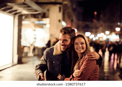 街でショッピングを楽しむ若いカップルの写真素材