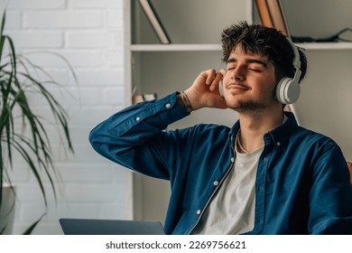 young man at home with laptop and headphones Stock-foto