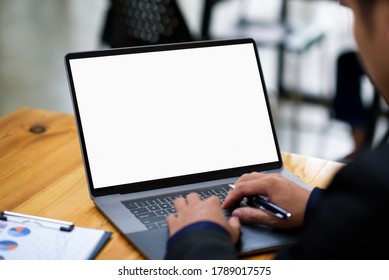 ディスプレイ広告用の空のコピースペース画面を持つノートパソコンで働く青年。の写真素材