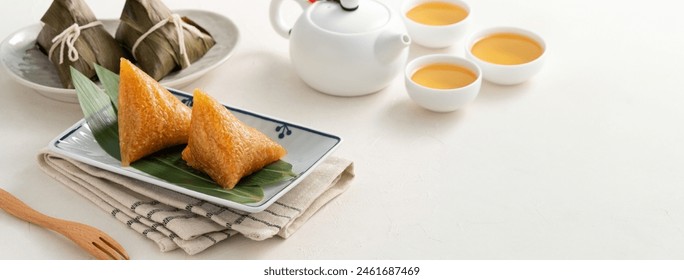 Zongzi, alkaline rice dumpling dessert, Dragon Boat Festival food with honey or sugar. 库存照片