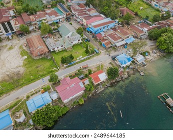 Aerial drone shot of countryside settlements by the Toba Lake at Haranggaol in Simalungun, Sumatra Utara, Indonesia Stock-foto