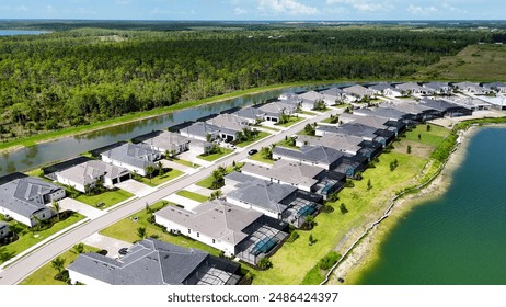 Aerial drone photo of luxury houses in Southwest Florida. Luxury real estate investment background, with large lake in Florida golf community.: stockfoto