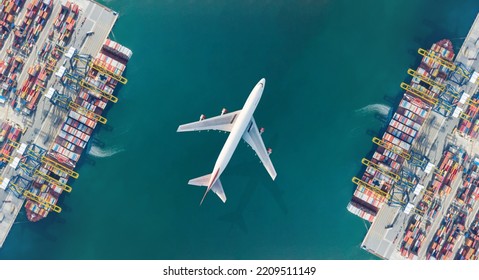 Aerial top view of Container ship loading and unloading, Cargo container in deep seaport for the international order. Transportation and travel concept. Stockfoto