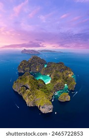 Aerial top view sunset Maya Bay in island Phi Phi Leh, turquoise clear water in Krabi Thailand. Amazing travel photo by drone. Foto stock