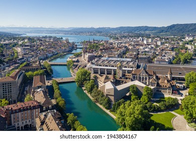 Aerial view of the Limmat river that flow through the Zurich city center by the national museum, the train station and the old town to finish in lake Zurich on a sunny summer day - Φωτογραφία στοκ