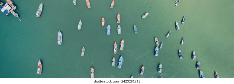 고요한 청록색 바다에 널려 있는 다채로운 보트들의 공중풍경은 고요한 바다를 묘사하고 있다 스톡 사진