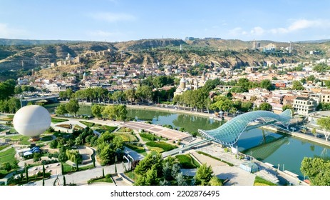 Aerial view of the old city, Tbilisi, Georgia. The capital of Georgia. Tbilisi on a sunny summer day. Old Tbilisi Foto stock