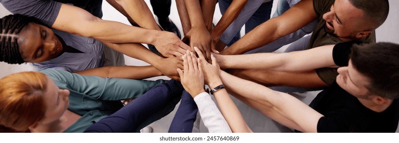 African Community Team Spirit: Cohesion in Hands 库存照片