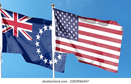 Bandera estadounidense y bandera de las Islas Cook ondeando bajo un cielo nublado. volar en el cielo Foto de stock