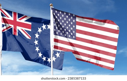 Bandera estadounidense y bandera de las Islas Cook ondeando bajo un cielo nublado. volar en el cielo Foto de stock