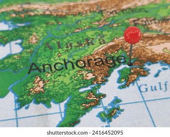 赤い地図のタックでマークされたアラスカ州のアンカレッジ。 の写真素材