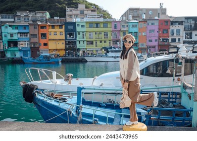 Asian travelers visiting Taiwan Beautiful young woman sightseeing in Keelung's colorful Zhengbin fishing port Popular landmarks and attractions near Taipei City – Ảnh có sẵn