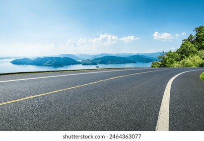 アスファルト高速道路の道路や島々と湖の自然の風景は、晴れた日に。夏の美しい海岸線。の写真素材