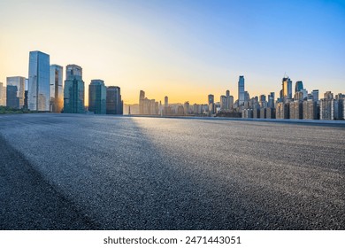日の出のアスファルト道路広場と近代的な都市の建物 の写真素材