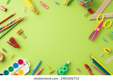 緑の背景にカラフルな学用品を揃えたペン、ハサミ、紙の動画クリップは、新学期のテーマに合わせて配置の写真素材
