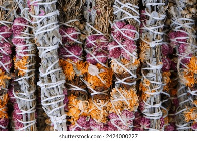 Surtido de flores secas y hierbas atadas en paquetes para la decoración Foto de stock