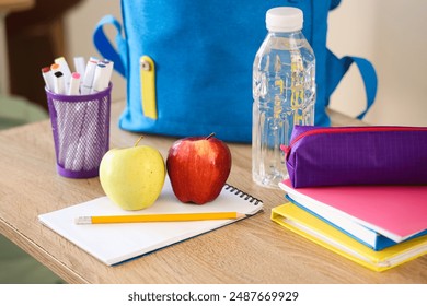 학교 문구류, 물병, 책상에 가방이 있는 사과, 교실, 옷장 스톡 사진