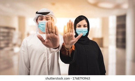 停止のジェスチャーを示す、顔のメディカルマスクを持つアラブの男女。 人、医療、医療のコンセプトの写真素材