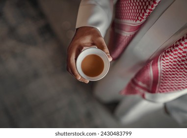 전통적인 냄비에서 전통적인 아랍 커피를 제공하는 아랍 남자.
전통적인 냄비에서 전통적인 아랍 커피를 제공하는 아랍 남자. 스톡 사진