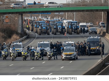 Argenteuil, Francia - 01 29 2024: Vista de la autopista A15 cerca de París, donde la policía bloquea la manifestación de agricultores en tractores Foto de contenido editorial de stock