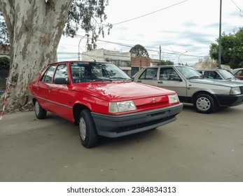 Lanús, Argentina - Sept 24, 2023: Old red Renault 11 hatchback 1984 - 1994 at a classic car show in a park. Copyspace. Foto stock editoriale