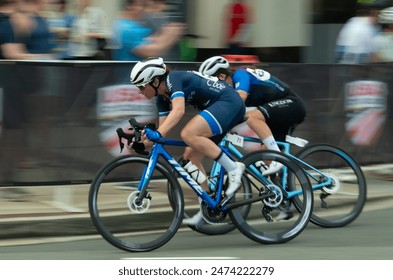 ARLINGTON, VAUSA - JUNE 2, 2024 : Cyclists compete in the elite women’s race at the Armed Forces Cycling Classic 
 Redaktionelt stock-foto