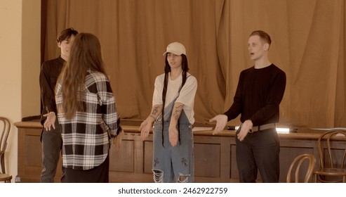 Atmosphere is warm and cozy, fostering creativity and collaboration among the participants. Acting skills training session for young students. Group art therapy.  Foto stock