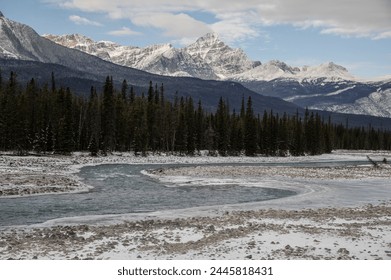 Athabasca River in winter, Icefields Parkway, Jasper National Park, UNESCO World Heritage Site, Alberta, Canadian Rockies, Canada, North America: stockfoto
