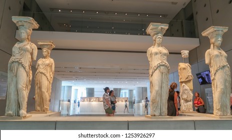 Редакционная стоковая фотография: ATHENS, GREECE - SEPTEMBER 16, 2018: Group of tourists in walking in the Acropolis museum in Athens, Greece