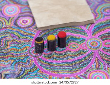 Drapeau aborigène australien couleurs noir, rouge et jaune pour la peinture faciale sur fond de tissu ornemental indigène : photo de stock