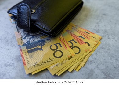 Monnaie australienne dans un porte-monnaie mâle noir. Concept d'épargne financière. Aud : photo de stock