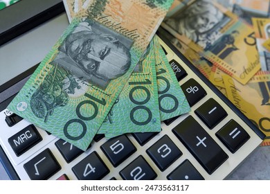 Les dollars australiens vendent de l'argent avec calculatrice, des concepts financiers et d'investissement. Bénéfice obtenu : photo de stock